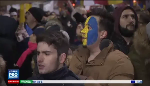 Clipe memorabile la protestul istoric de duminica. 280.000 de oameni au cantat imnul si au luminat Piata Victoriei