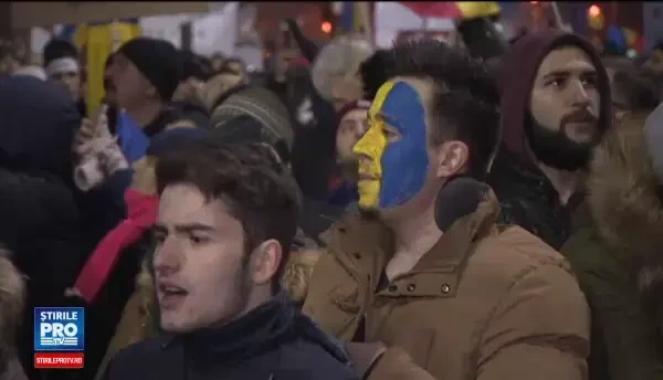 A saptea zi de proteste. Oamenii au inceput sa vina in fata Guvernului: mesajul scris pe asfalt in Piata Victoriei