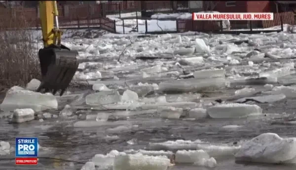 Cod galben de inundatii in localitati din Moldova si Transilvaina. Pirotehnistii, nevoiti sa detoneze barajele de gheata