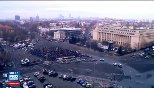 Clipe memorabile la protestul istoric de duminica. 280.000 de oameni au cantat imnul si au luminat Piata Victoriei