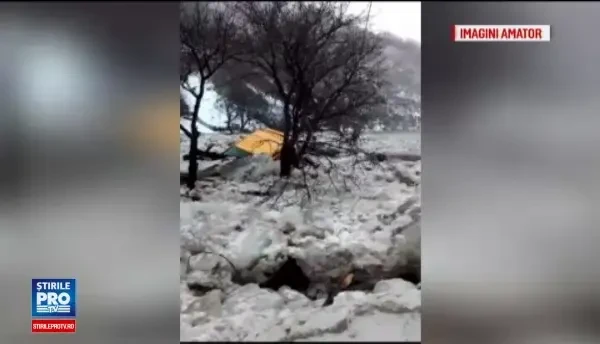 Cod galben de inundatii in zone din Moldova si Transilvaina. Blocurile uriase de gheata pun localitatile din jur in pericol