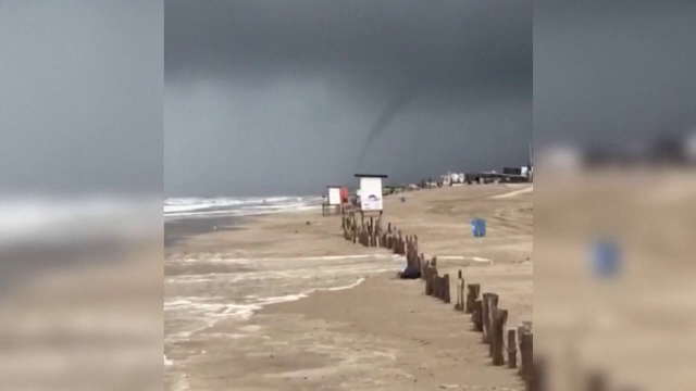 Fenomen spectaculos filmat in Argentina: o tromba marina a maturat plajele