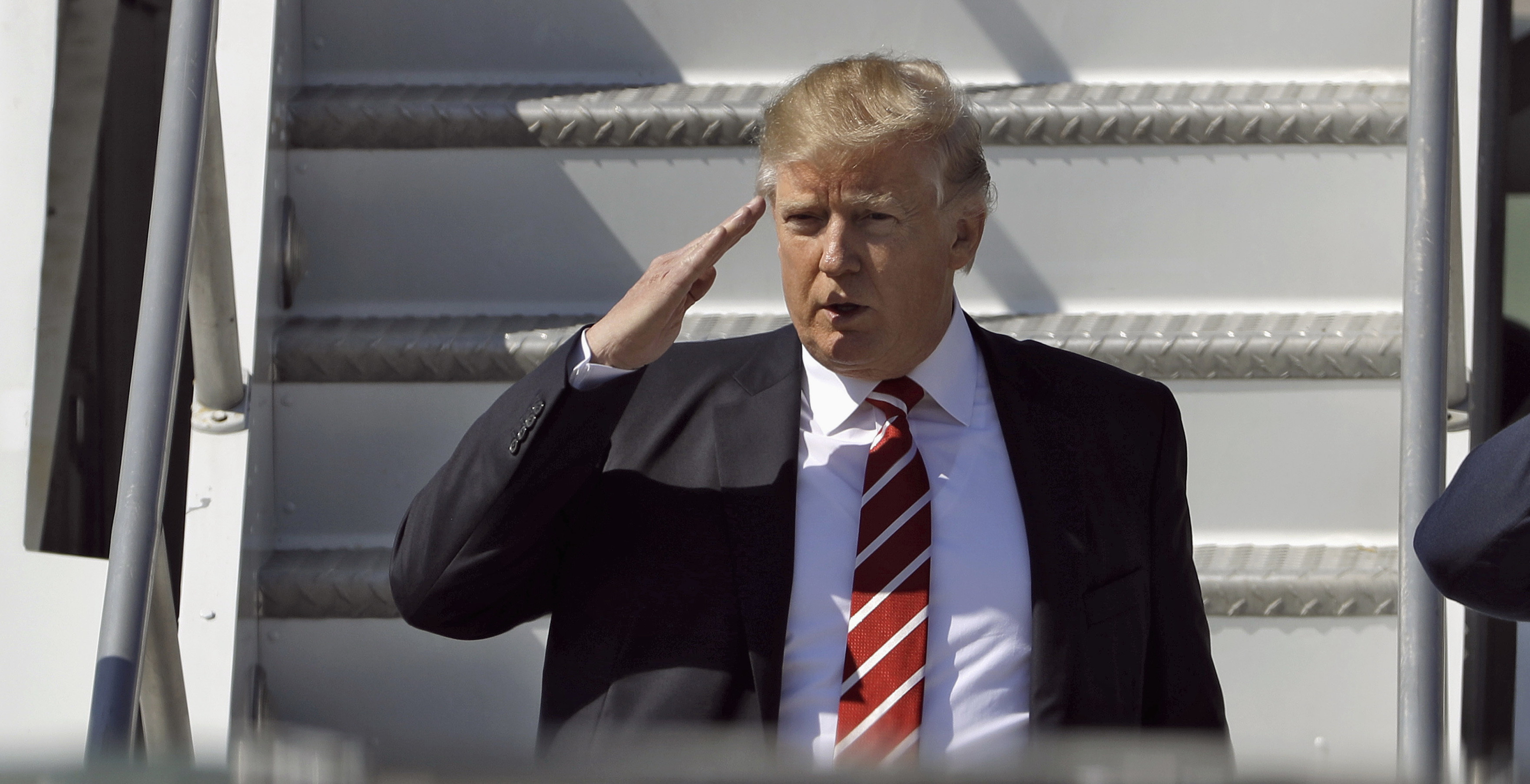 NON-dieta lui Donald Trump. Noul presedinte al SUA nu face sport si se da in vant dupa ciocolata si snack-uri