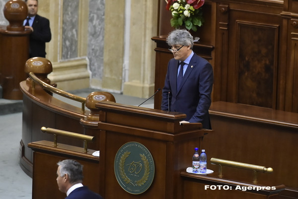 Un senator PSD a fost filmat facand un gest obscen in timpul discursului presedintelui Romaniei. VIDEO