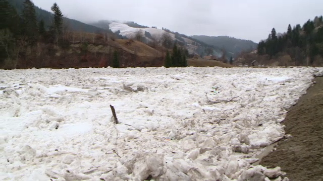 Sute de oameni in pericol si evacuari de urgenta in Neamt. Pirotehnistii, gata sa dinamiteze podurile de gheata