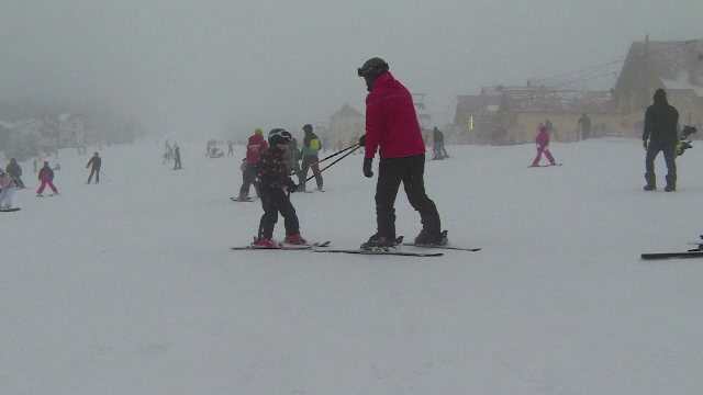 Scolarii se bucura de vacanta, la munte. Instructor de schi: "Intr-o saptamana un copil deprinde toate cunostintele necesare"