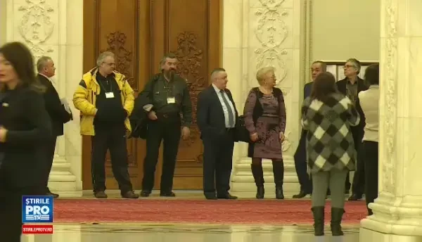 Cum a ajuns Presedintele Romaniei sa fie insotit pe holurile Parlamentului de senatorul USR care a dormit in plen