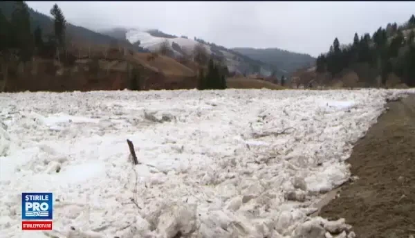 Sute de oameni in pericol si evacuari de urgenta in Neamt. Pirotehnistii, gata sa dinamiteze podurile de gheata