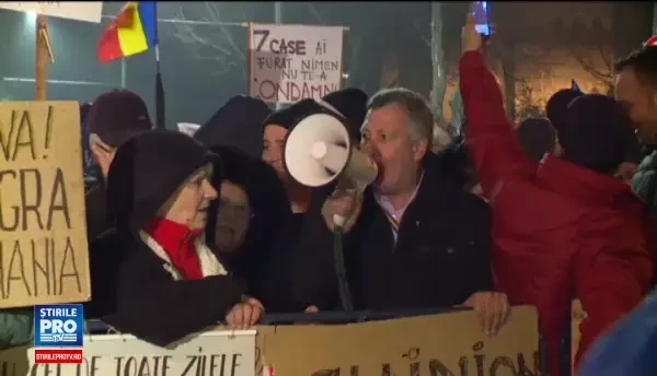 A treia zi de proteste la Cotroceni. O parte dintre manifestanti a venit cu un microbuz special. GALERIE FOTO