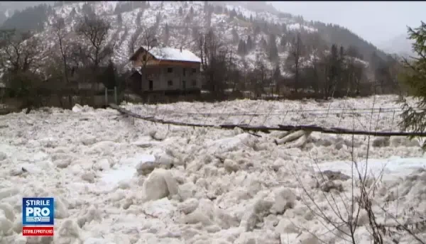 Sute de oameni in pericol si evacuari de urgenta in Neamt. Pirotehnistii, gata sa dinamiteze podurile de gheata