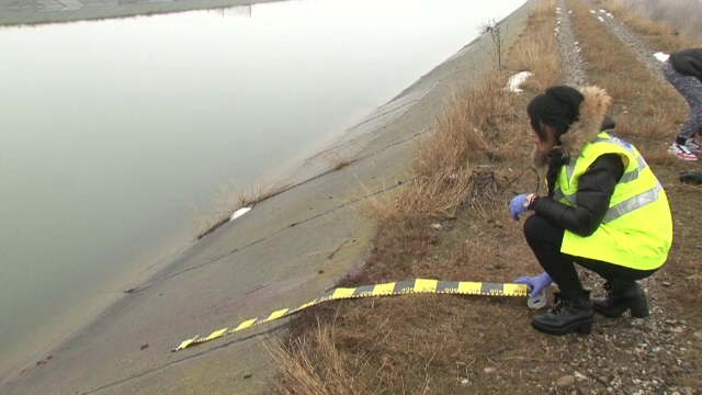 Moarte suspecta in Bacau, unde a fost gasit cadavrul pe jumatate dezbracat al unui barbat. Ce suspecteaza anchetatorii