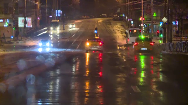 Traficul, redeschis pe A2; situatia drumurilor pe care se circula in conditii de iarna. Curse aeriene intarziate