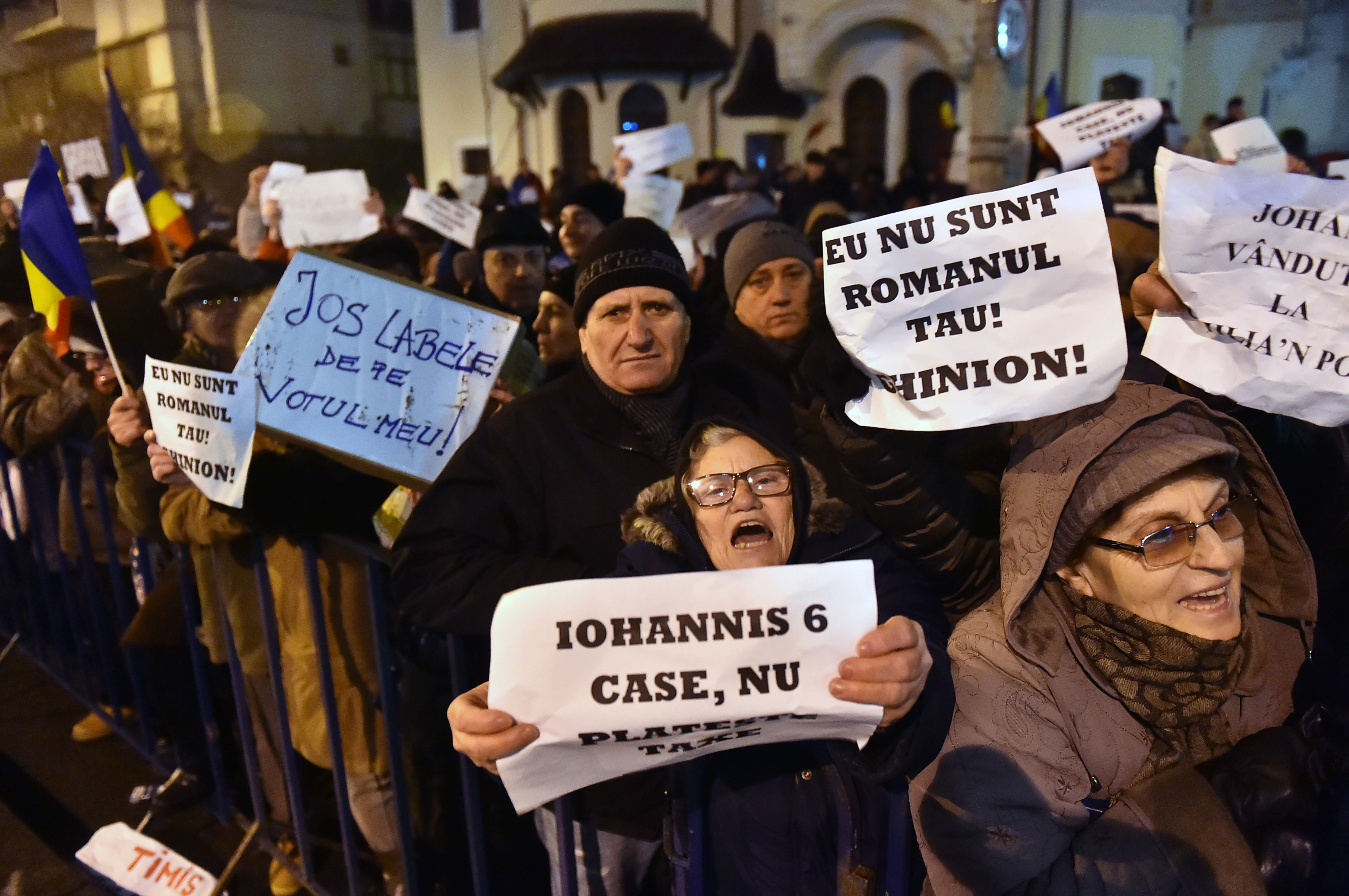 "Suntem romani, dar nu suntem ai tai!" Cum a fost intampinat Klaus Iohannis de oamenii care au protestat ieri, la Cotroceni