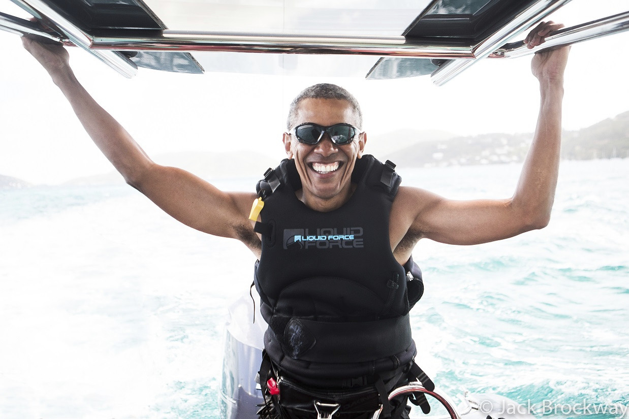 Barack Obama invata Kitesurfing. Fostul presedinte, filmat in timp ce incerca sa isi mentina echilibrul pe o placa de surf