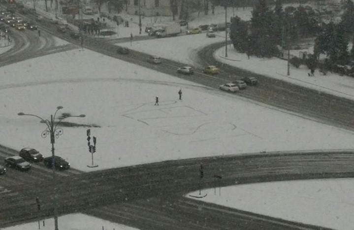 Piata Victoriei din Capitala a fost iarasi animata, pentru a noua seara la rand, in ciuda ninsorii: "E cod ROSU de hoti"