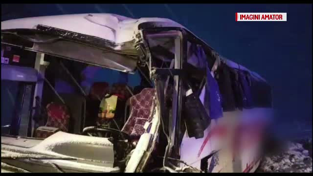 Un autocar cu 18 oameni s-a rasturnat, in Olt, din cauza poleiului. Doua persoane au ajuns la spital