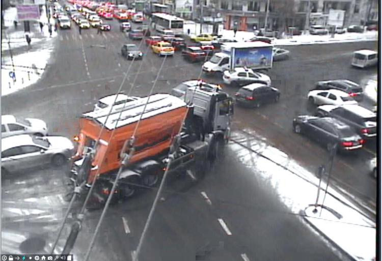 Primaria Capitalei: Peste 200 de utilaje si 1200 de operatori manuali actioneaza pentru indepartarea zapezii