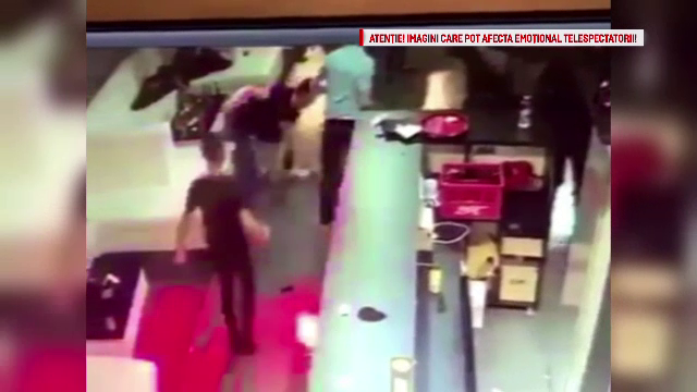 Scene socante surprinse de camera intr-un bar din Gorj. Un tanar a fost injunghiat intr-o incaierare intre doua grupuri