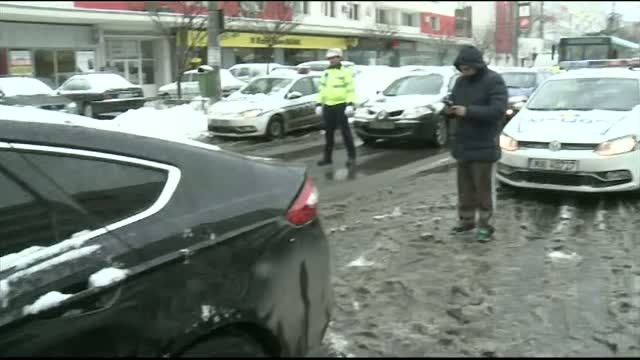 Ninsorile din noaptea de marti spre miercuri au creat probleme pentru soferii din Bucuresti