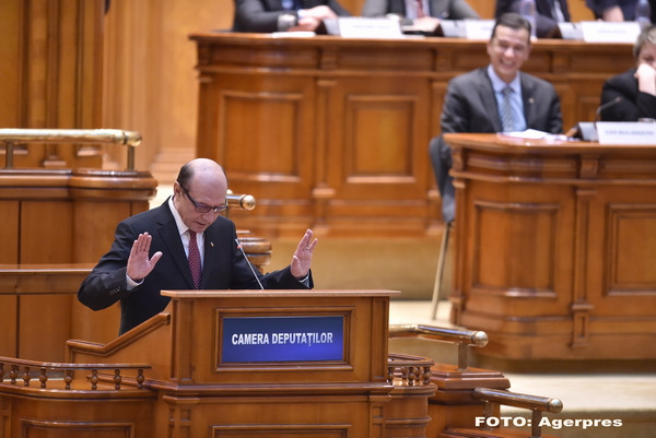 "Cascadorii rasului" in Parlament, cu trioul Basescu-Dragnea-Tariceanu. Schimb de replici haioase, la motiunea de cenzura