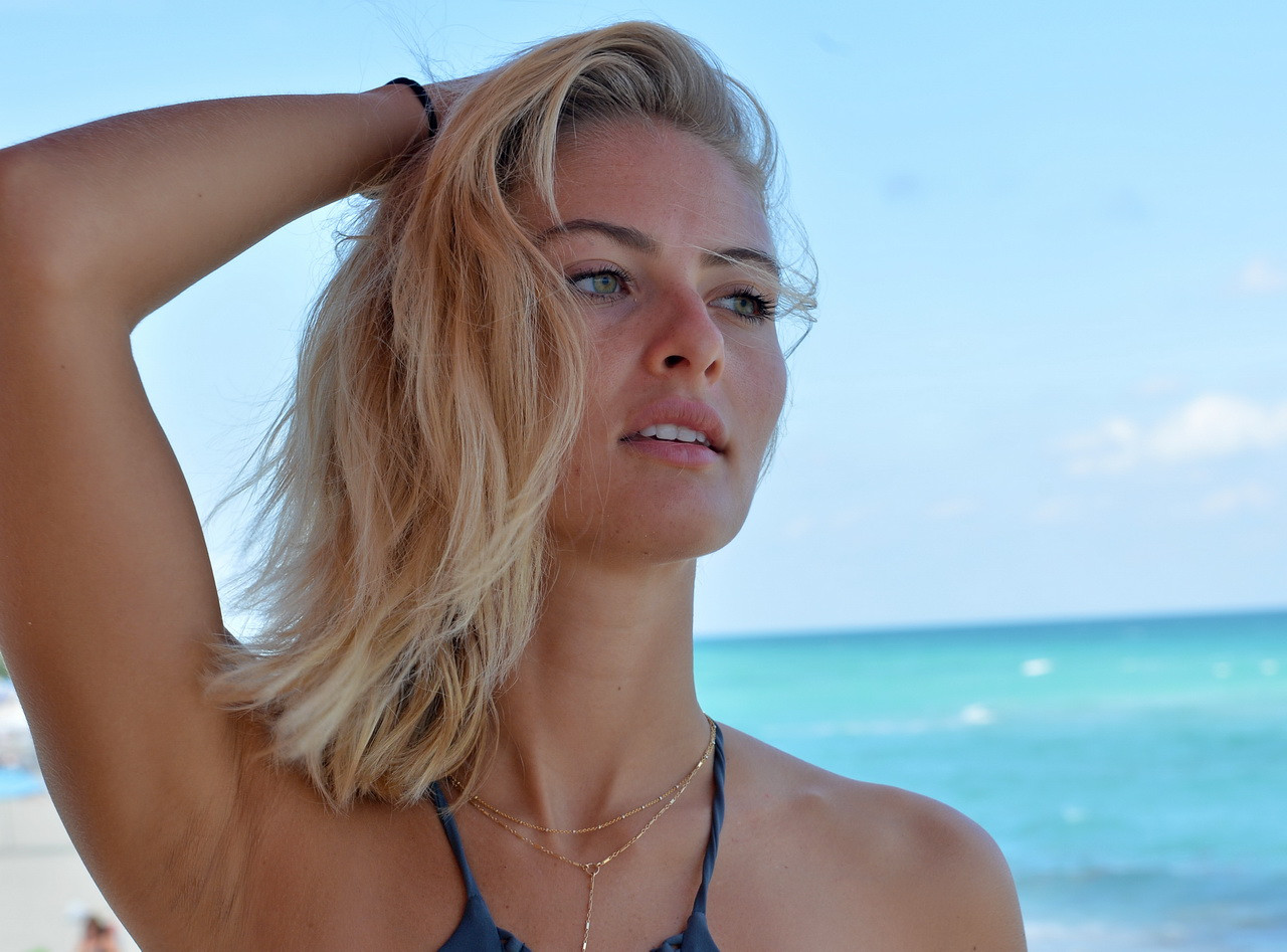 Doua blonde au incins plaja! Ce au vazut oamenii cand cele doua au intrat in apa: FOTO