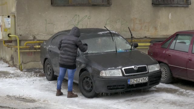 Din cauza poleiului, la Buzau 5 oameni au fost raniti, dupa ce o soferita a derapat pe DN10. "Nici spray-urile nu fac fata"