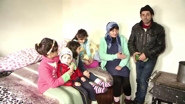 Situatie grea pentru o familie cu cinci copii din Iasi, dupa ce casa le-a ars in preajma Craciunului. Stau toti intr-o camera