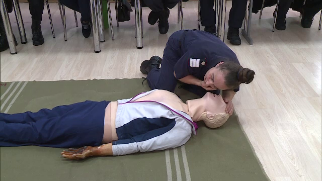 SMURD organizeaza cursuri pentru voluntari. Dupa orele de pregatire pot ajunge paramedici, iar salariile sunt si de 4.000 lei