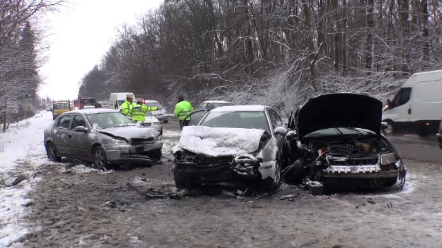 Iarna s-a intors in forta in tara. Pe sosele s-a circulat cu dificultate, 5 oameni au ajuns la spital in urma accidentelor