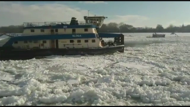Gheata de pe Dunare a blocat 26 de barje, pagubele fiind de 40 de milioane de euro. Operatorii portuari ameninta cu proteste