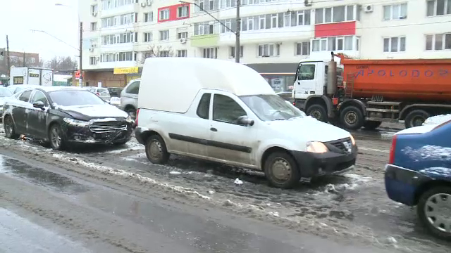 Accidente in lant in Bucuresti din cauza "ploii inghetate". Vremea rea a provocat intarzieri mari la trenuri si avioane