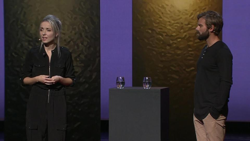 La 16 ani a fost violata. Acum, ea si agresorul ei s-au intalnit pe aceeasi scena: "De atunci stiu ca sunt 7200sec. in 2 ore"