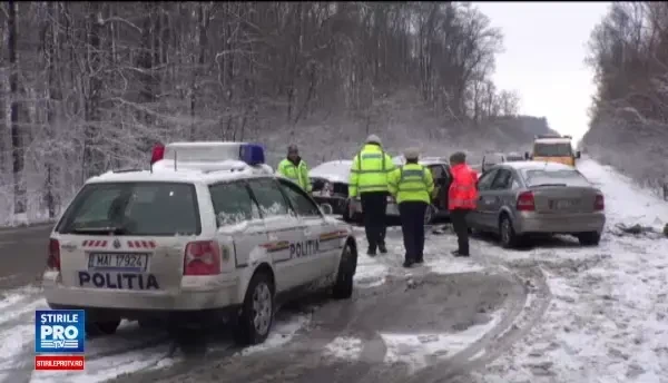 Traficul, redeschis pe A2; situatia drumurilor pe care se circula in conditii de iarna. Curse aeriene intarziate