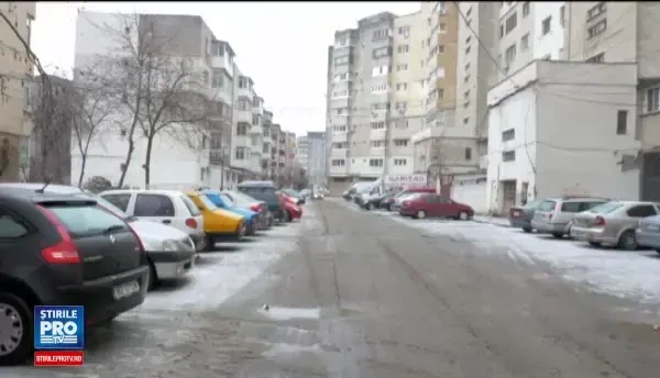 Din cauza poleiului, la Buzau 5 oameni au fost raniti, dupa ce o soferita a derapat pe DN10. Nici spray-urile nu fac fata