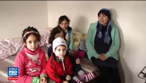 Situatie grea pentru o familie cu cinci copii din Iasi, dupa ce casa le-a ars in preajma Craciunului. Stau toti intr-o camera