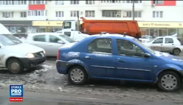 Accidente in lant in Bucuresti din cauza ploii inghetate. Intarzieri mari la trenuri si avioane din cauza vremii