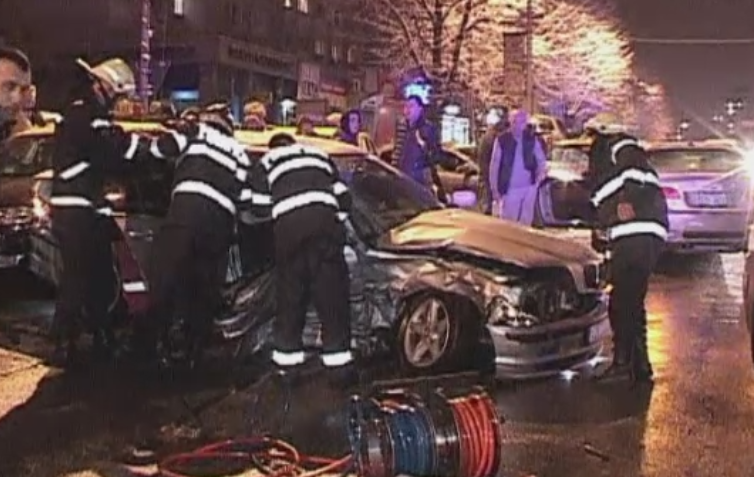 Doua masini s-au izbit violent in Pitesti, trei oameni fiind raniti. Soferul vinovat a ramas incarcerat