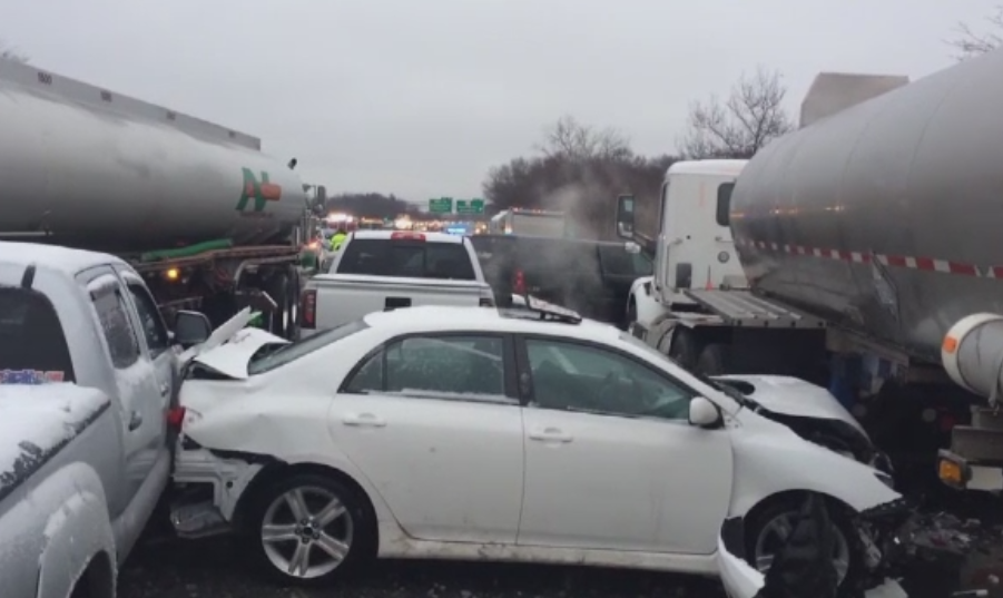 Accident cu peste 50 de masini pe o autostrada din SUA. Opt persoane au fost ranite