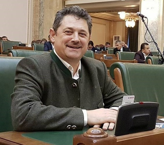 Sloganul-simbol din Piata Victoriei, "Noaptea, ca hotii!", contestat de un deputat PSD: Daca era vara, era lumina afara