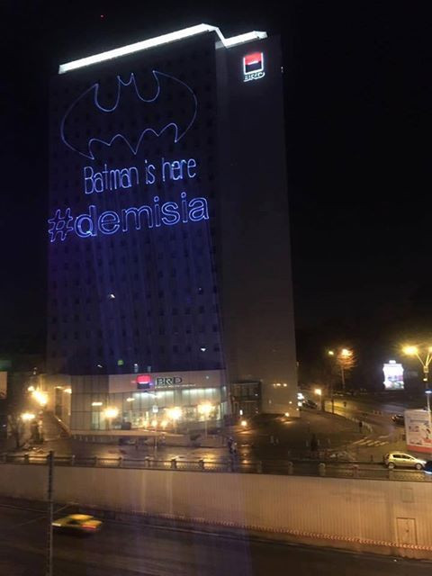 Primarul Sectorului 1, despre firma care a proiectat mesaje in Piata Victoriei: "Daca nu se prezinta la politie: amenda"