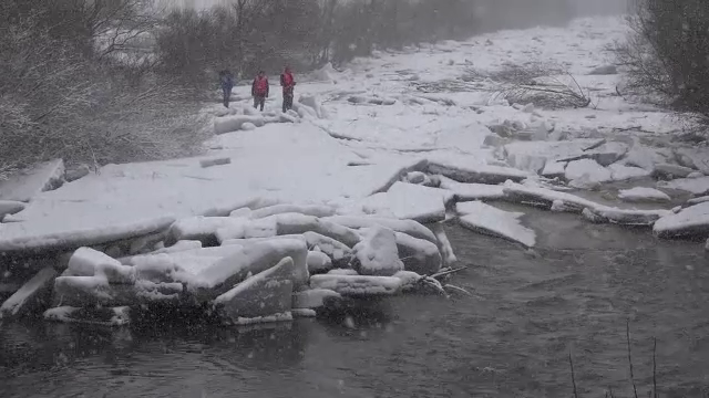 Starea de alerta continua in Mures, desi podurile de gheata au fost detonate. 14 persoane, duse la Primarie