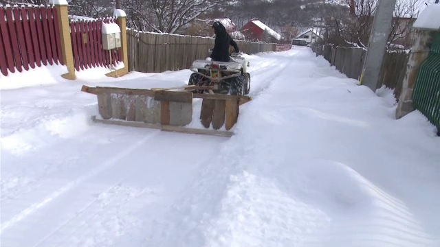 Deszapezire cu ATV-uri si pluguri improvizate din lemn, intr-o comuna din Iasi. Oamenii si-au curatat singuri strazile