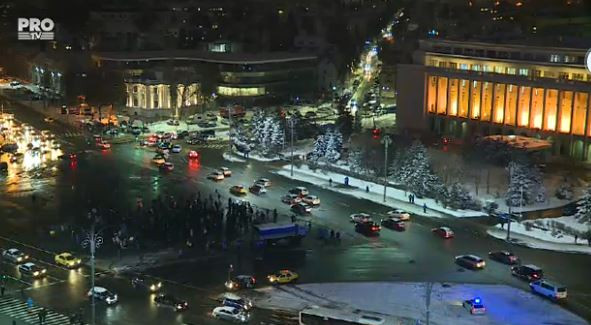 Ziua a 10-a de proteste. 5000 de oameni au iesit in Piata Victoriei. Mesajul unui italian stabilit in Romania: "Nu e corect"
