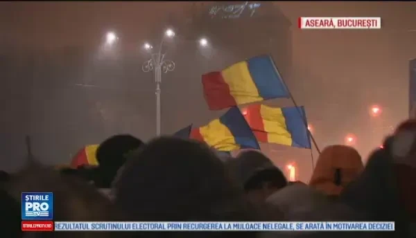 Piata Victoriei din Capitala a fost iarasi animata, pentru a noua seara la rand, in ciuda ninsorii: E cod ROSU de hoti