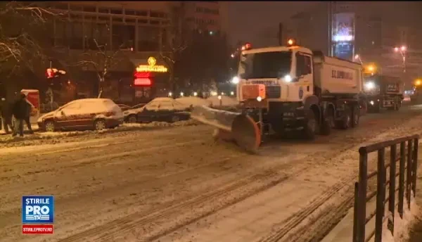 Firea le cere firmelor de salubritate deszapezirea trotuarelor in regim de urgenta. Orasul nu este doar pentru masini
