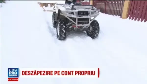 Deszapezire cu ATV-uri si pluguri improvizate din lemn, intr-o comuna din Iasi. Oamenii si-au curatat singuri strazile