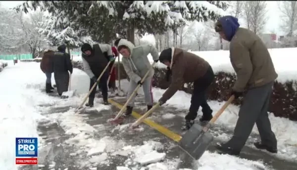 Fenomen ciudat in Targoviste: asistatii social chemati sa deszapezeasca s-au imbolnavit subit. Ma ia capul, frezoane
