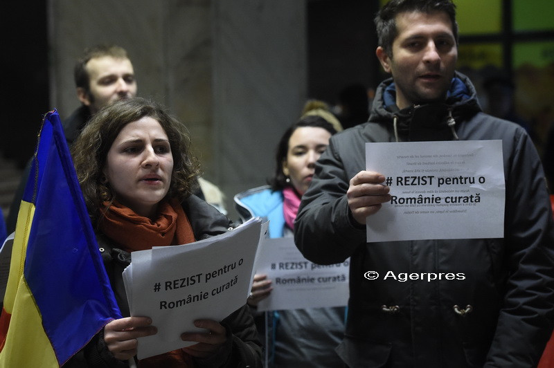 Flashmob in statia de metrou Unirii. Un grup de tineri a cantat imnul national:"REZIST pentru o Romanie curata" GALERIE FOTO