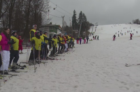 Statiunea Vatra Dornei, impanzita de sute de turisti in minivacanta elevilor. Cat costa o noapte cu acces la SPA