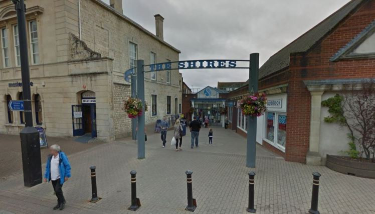 A murit taiat de sticlele pe care le furase din magazin, dupa ce a fost pus la pamant de paznicul localului